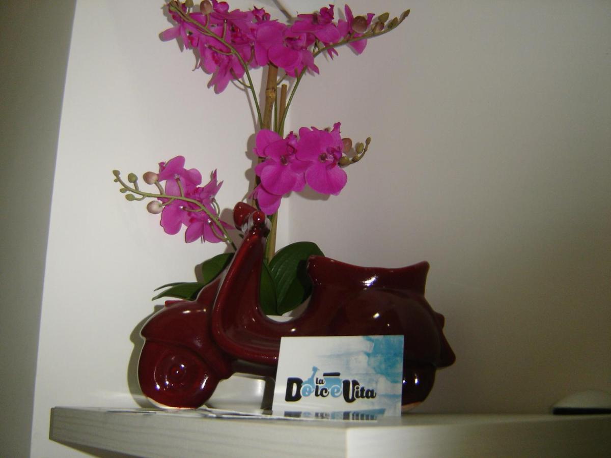 La Dolce Vita B&B นอลี ภายนอก รูปภาพ